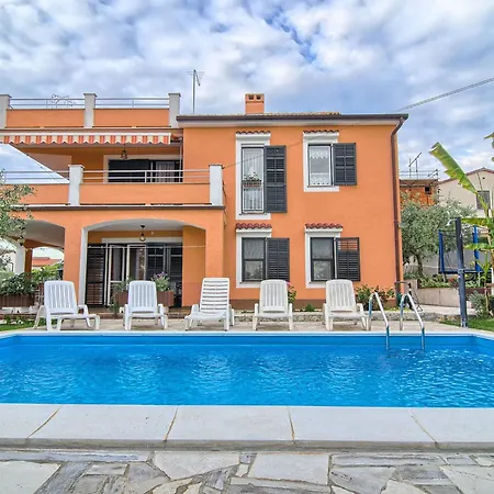 Lovely With Swimming Pool * Pula