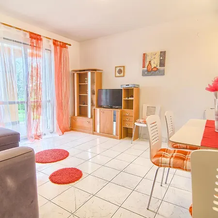 Lovely With Swimming Pool Apartment Pula